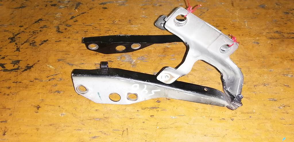 петля капота Volvo S40 0