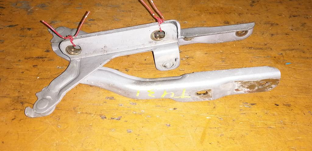 петля капота Nissan Presage 0