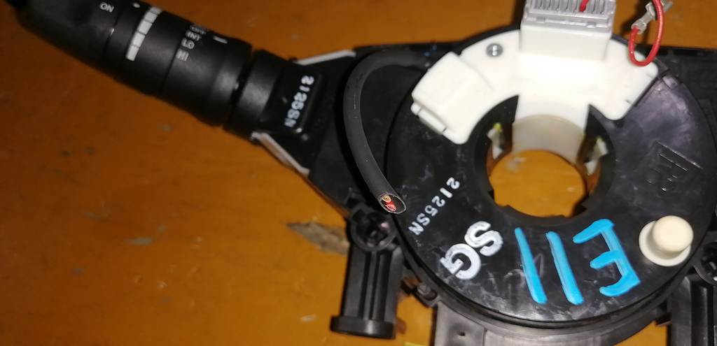 NOTE E11 ГИТАРА+ШЛЕЙФ Nissan Note 1