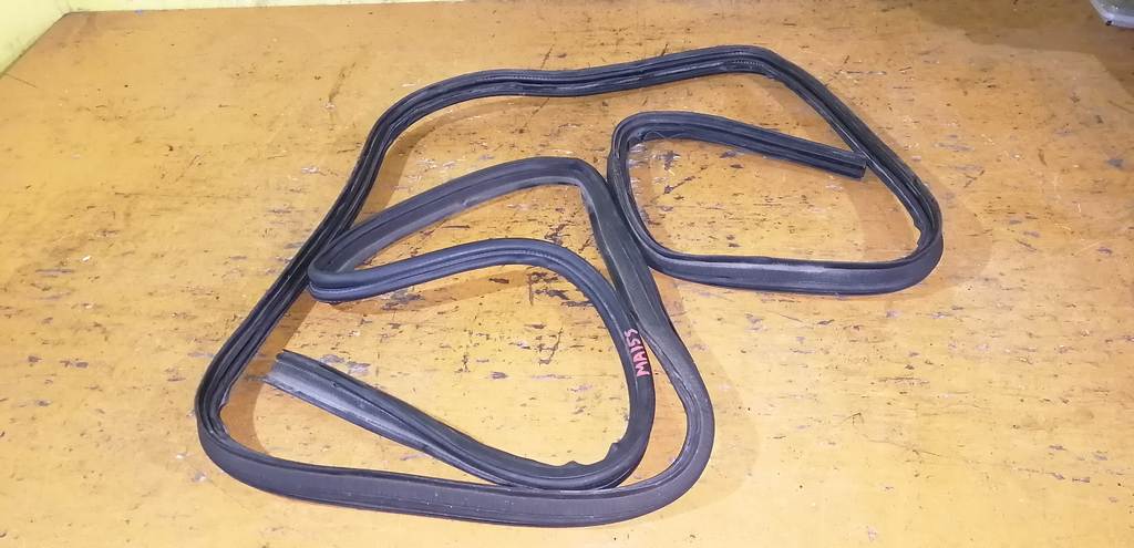 уплотнительная резинка багажника Suzuki Solio 0