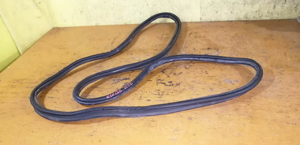 уплотнительная резинка багажника Toyota Vitz 0