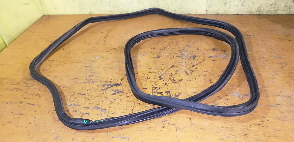 уплотнительная резинка багажника Nissan X-Trail 0