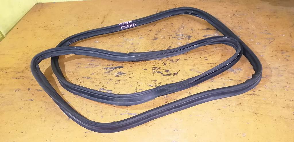 уплотнительная резинка багажника Mazda Demio 0