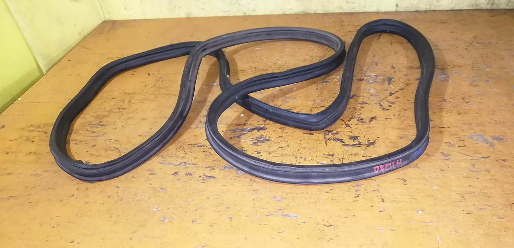 уплотнительная резинка багажника Mazda Demio 0