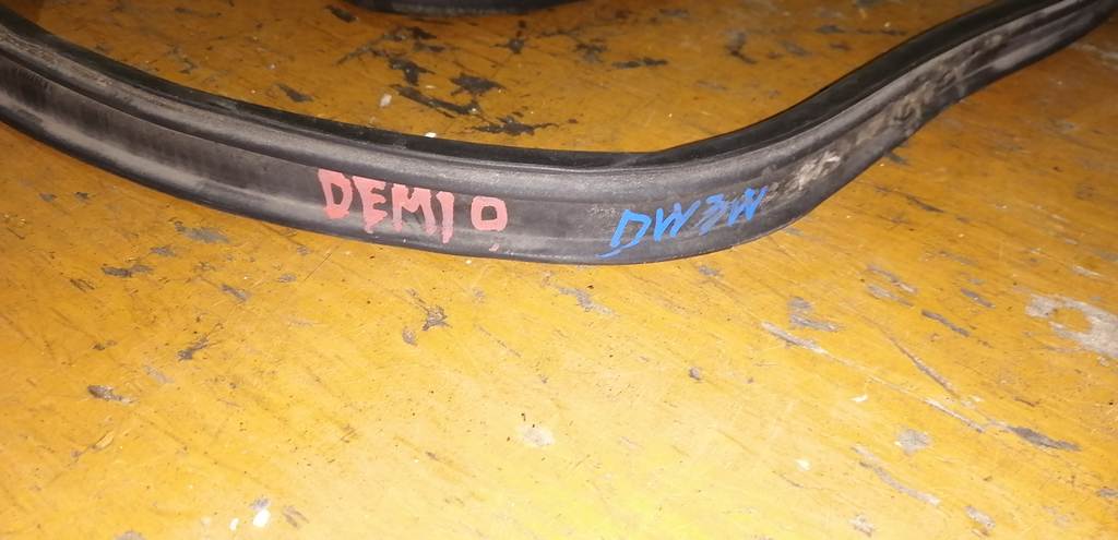 DEMIO DW3W УПЛОТНЕНИЕ 5-Й ДВЕРИ Mazda Demio 1