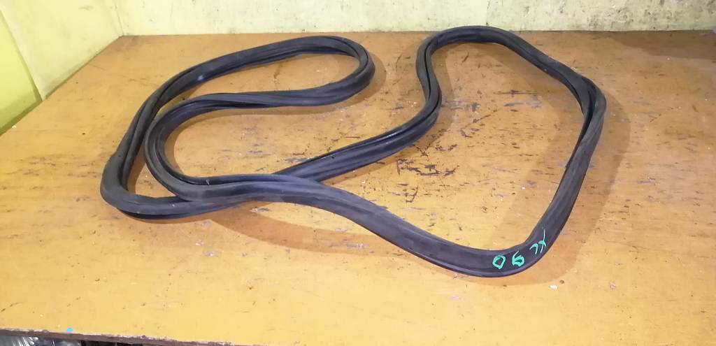 уплотнительная резинка багажника Volvo XC90 0