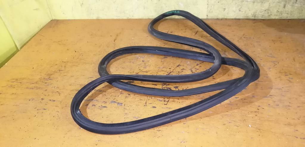 уплотнительная резинка багажника Volkswagen Touareg 0