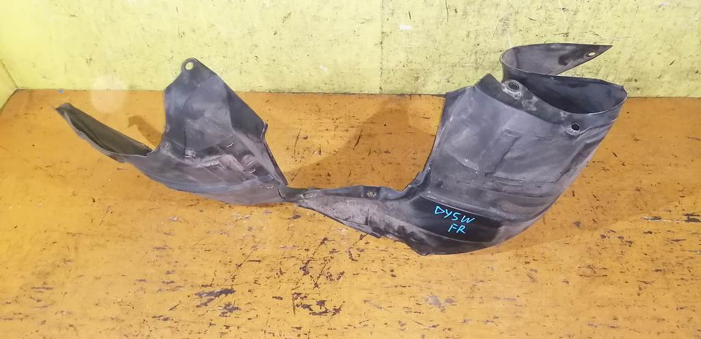 подкрылок Mazda Demio 0