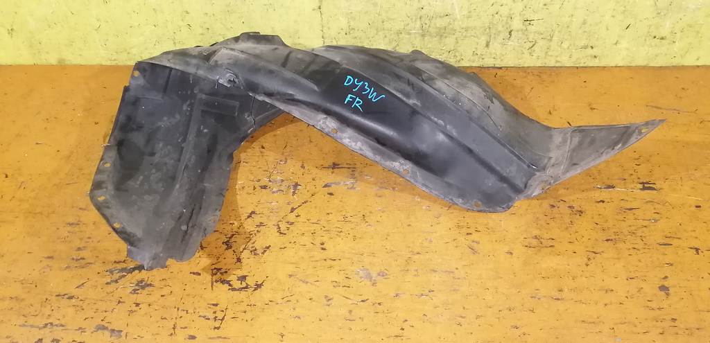 подкрылок Mazda Demio 0