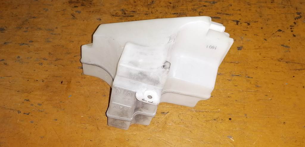 PRESAGE TU31 БАЧОК РАСШИРИТЕЛЬНЫЙ Nissan Presage 1