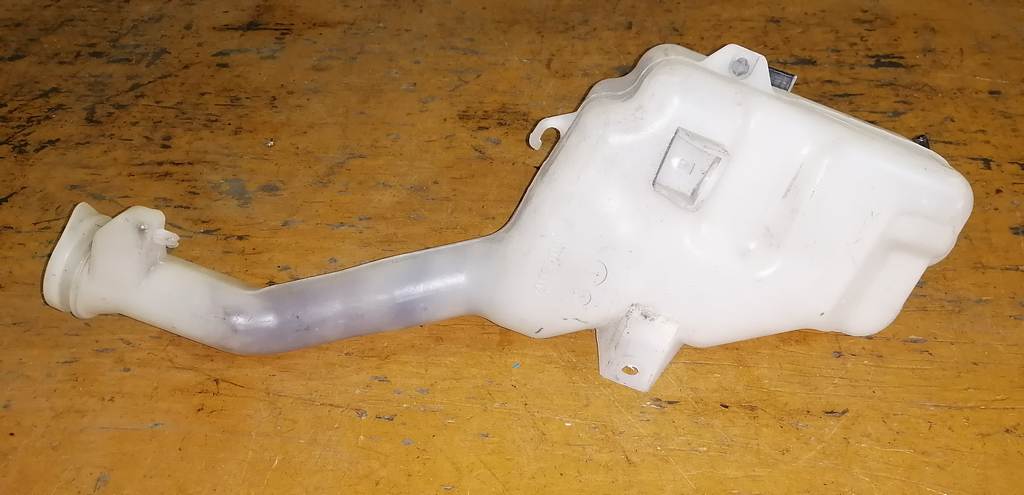 бачок омывателя Mazda Demio 3