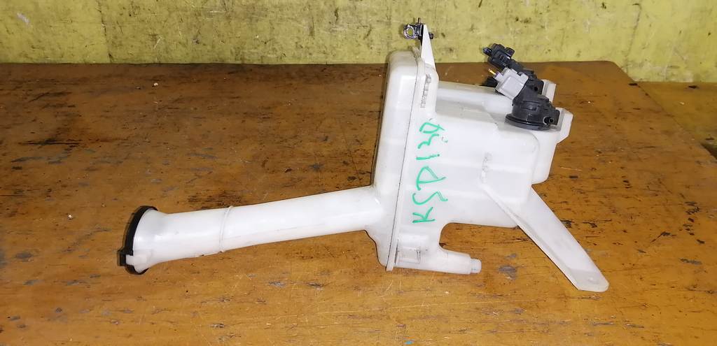 бачок омывателя Toyota Vitz 0