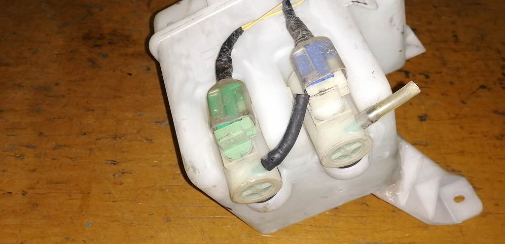 SWIFT ZC31S БАЧОК ОМЫВАТЕЛЯ+МОТОРЧ. Suzuki Swift 1