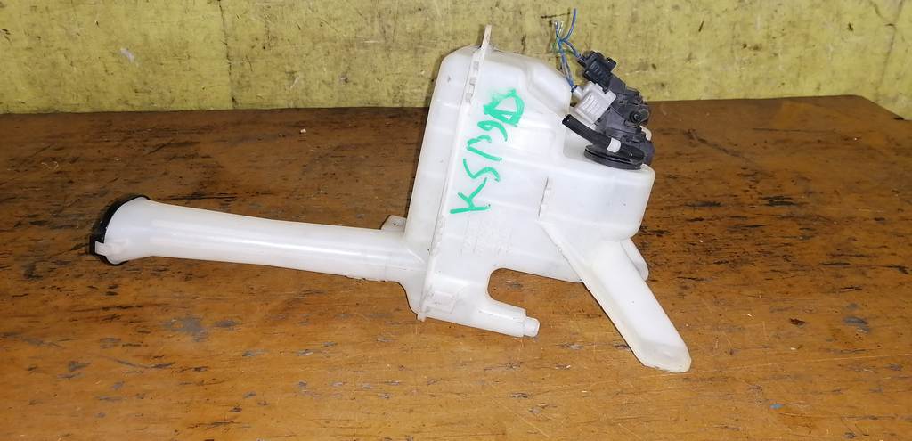 бачок омывателя Toyota Vitz 0