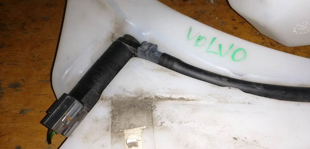 VOLVO S40 БАЧОК ОМЫВАТЕЛЯ, 2007-2012 гг Volvo S40 1