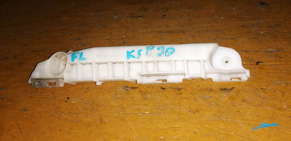 крепеж бампера Toyota Vitz 0