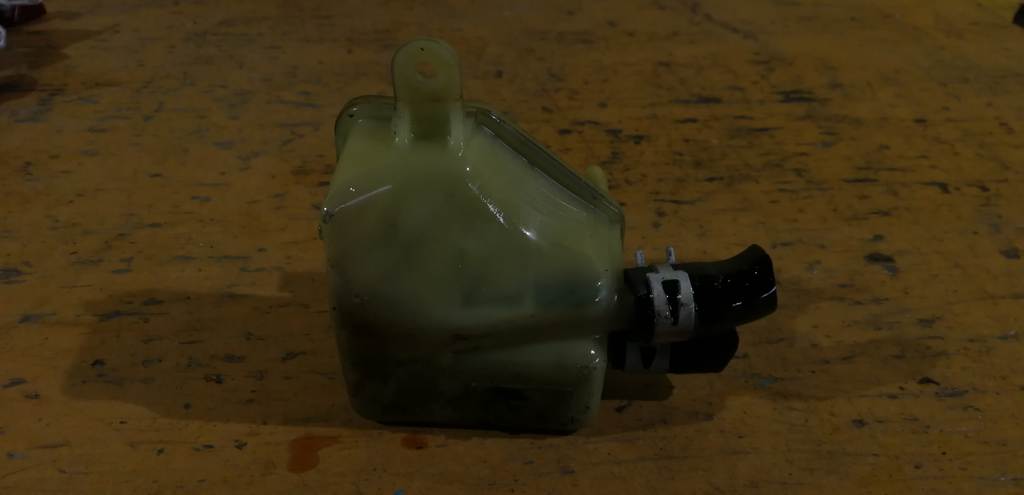 DEMIO DW3W БАЧОК ГУРА Mazda Demio 1