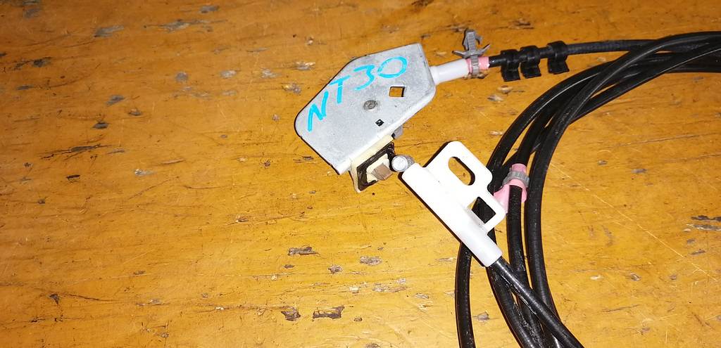 X-TRAIL NT30 ТРОС ЛЮЧКА БЕНЗОБАКА Nissan X-Trail 1