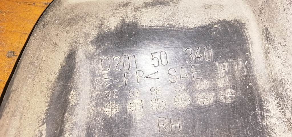 DEMIO DW3W ПОДКРЫЛОК ЗАДНИЙ ПРАВЫЙ Mazda Demio 1