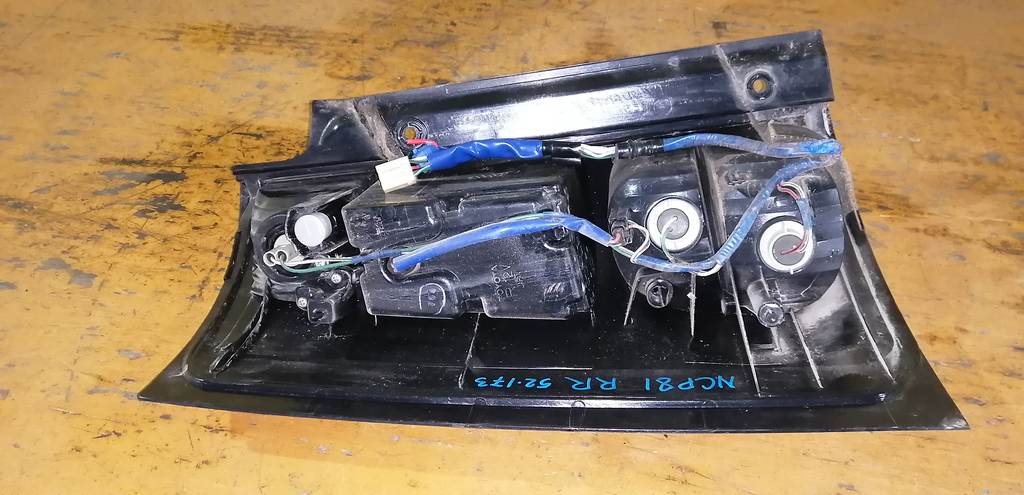 стоп-сигнал Toyota Sienta 3