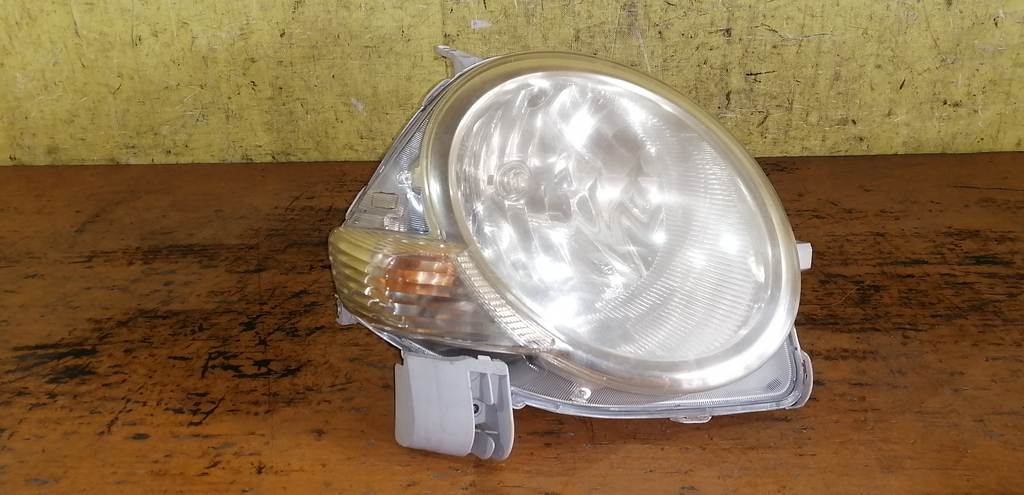 фара Toyota Sienta 0