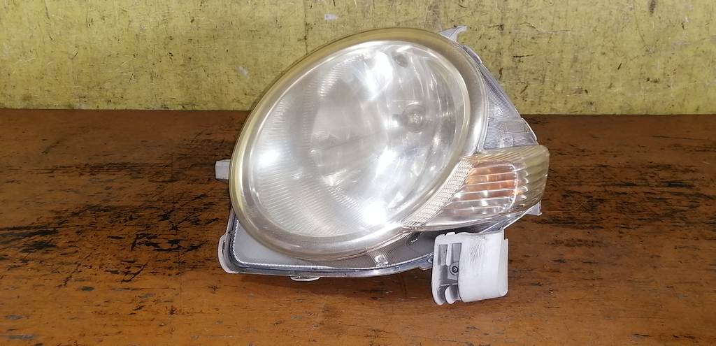 фара Toyota Sienta 0