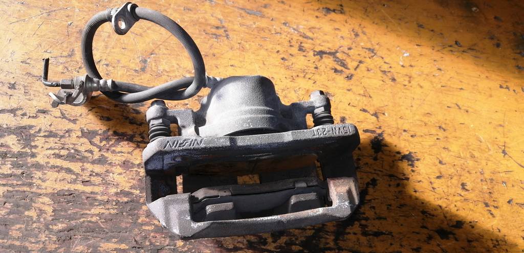 STREAM RN9 СУППОРТ ПЕРЕДНИЙ ЛЕВЫЙ Honda Stream 1