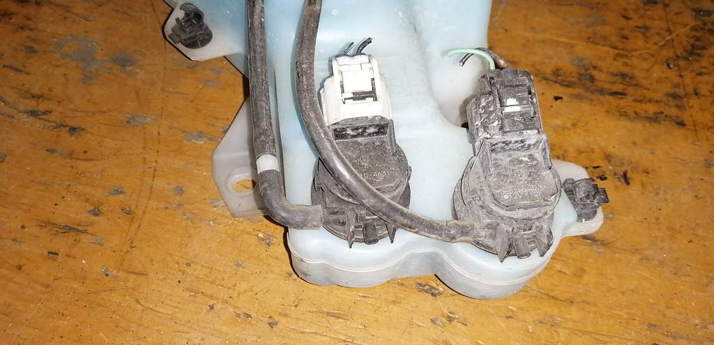 бачок омывателя Mitsubishi Colt 3