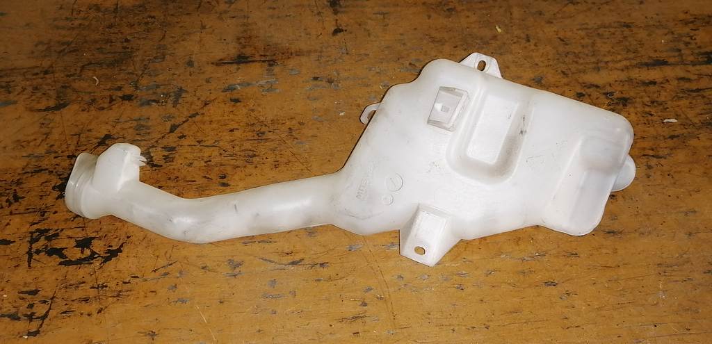 бачок омывателя Mazda Demio 3