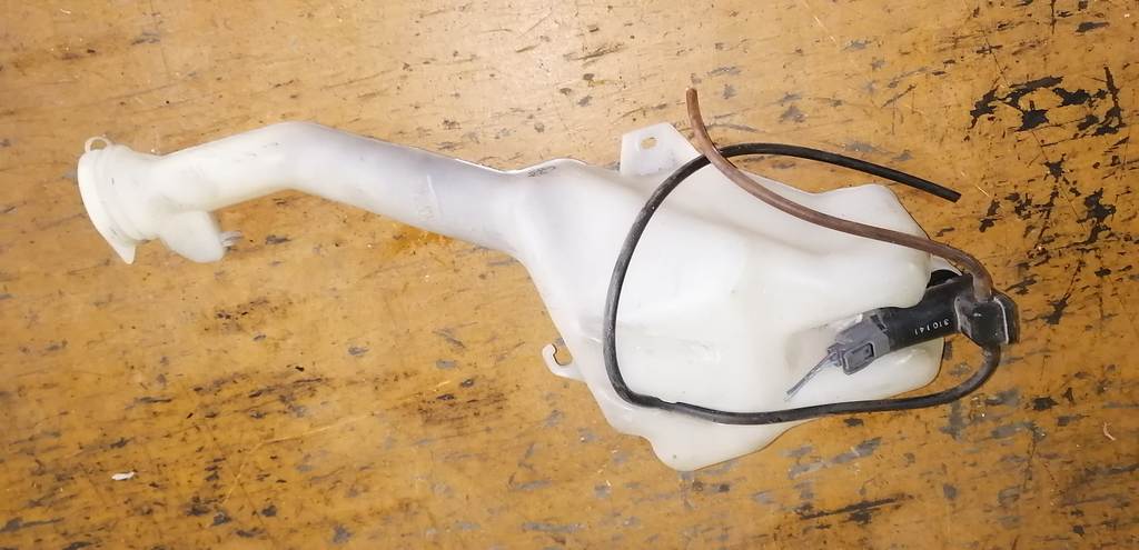 DEMIO DY3W БАЧОК ОМЫВАТЕЛЯ С МОТОРЧ. Mazda Demio 1