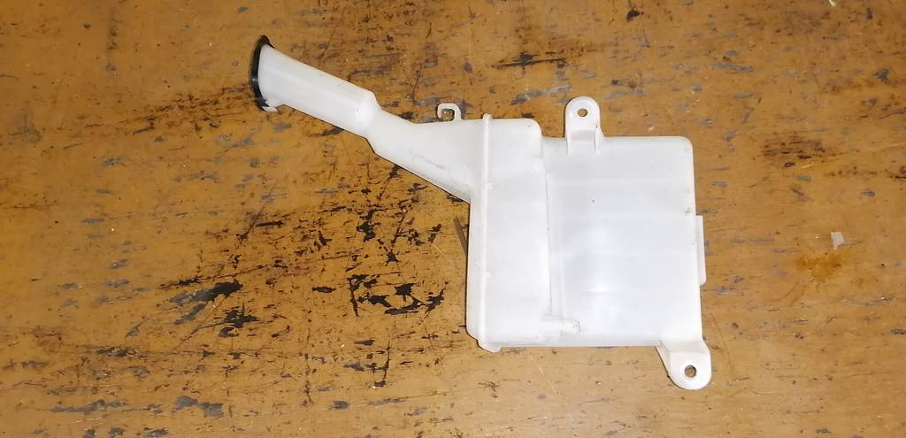 бачок омывателя Toyota Funcargo 3