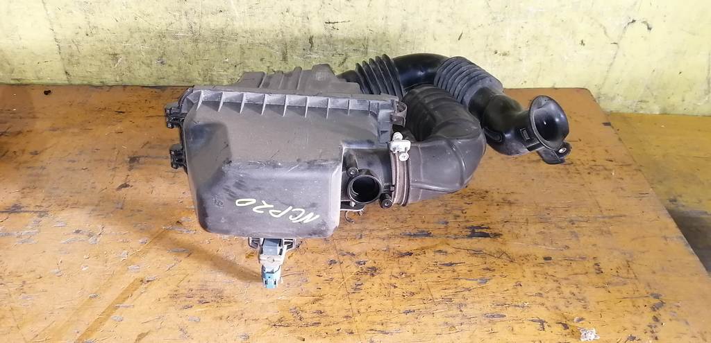 корпус воздушного фильтра Toyota Funcargo 0