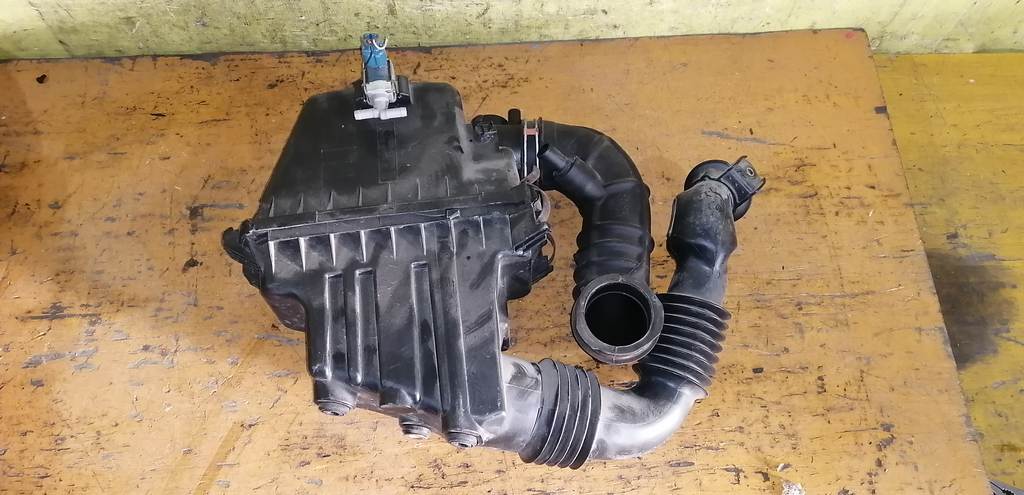 корпус воздушного фильтра Toyota Funcargo 3