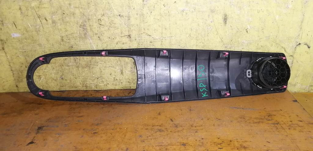 накладка на торпеду Toyota Vitz 3