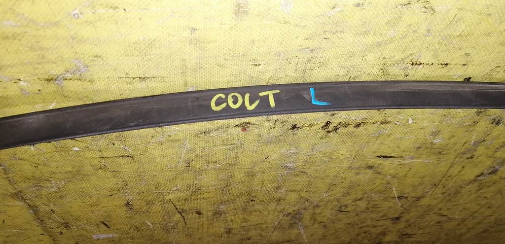 COLT Z21A МОЛДИНГ КРЫШИ ЛЕВЫЙ Mitsubishi Colt 1