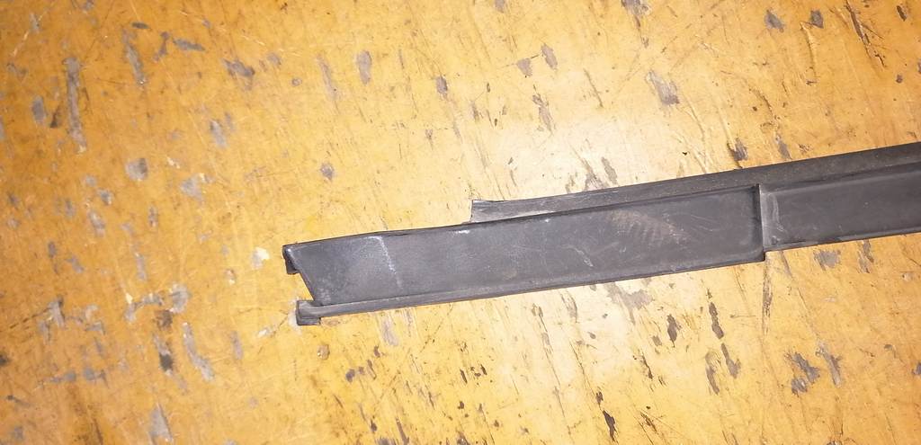 COLT Z21A МОЛДИНГ КРЫШИ ЛЕВЫЙ Mitsubishi Colt 4