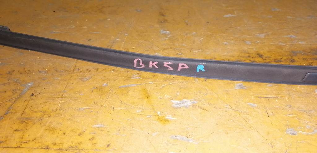 AXELA BK5P МОЛДИНГ НА КРЫШУ ПРАВЫЙ Mazda Axela 1