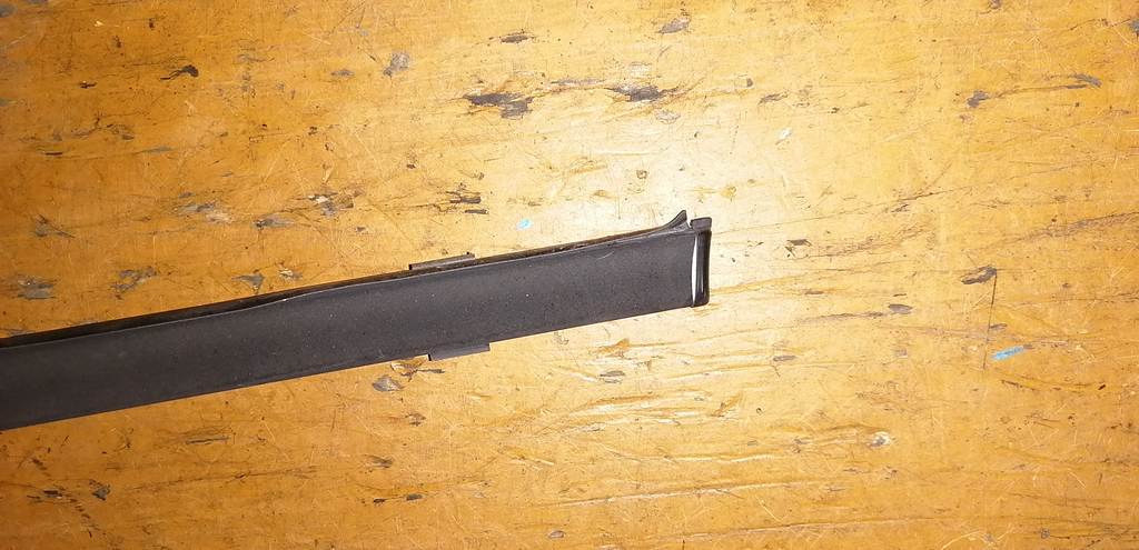 AXELA BK5P МОЛДИНГ НА КРЫШУ ПРАВЫЙ Mazda Axela 4