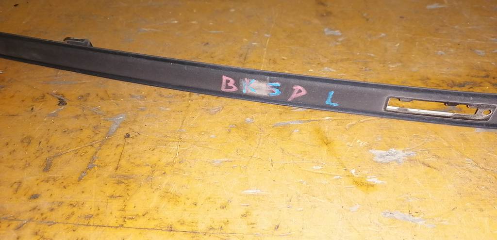 AXELA BK5P МОЛДИНГ НА КРЫШУ ЛЕВЫЙ Mazda Axela 1