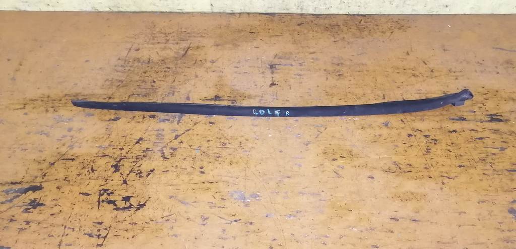 молдинг стекла Volkswagen Golf 0