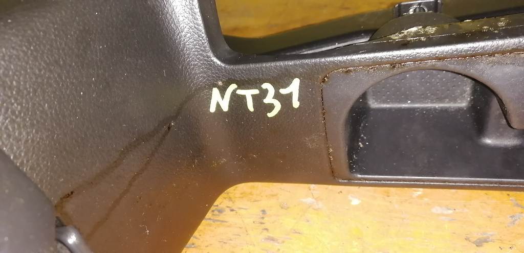 X-TRAIL NT31 КОНСОЛЬ МЕЖДУ СИДЕНИЙ Nissan X-Trail 1