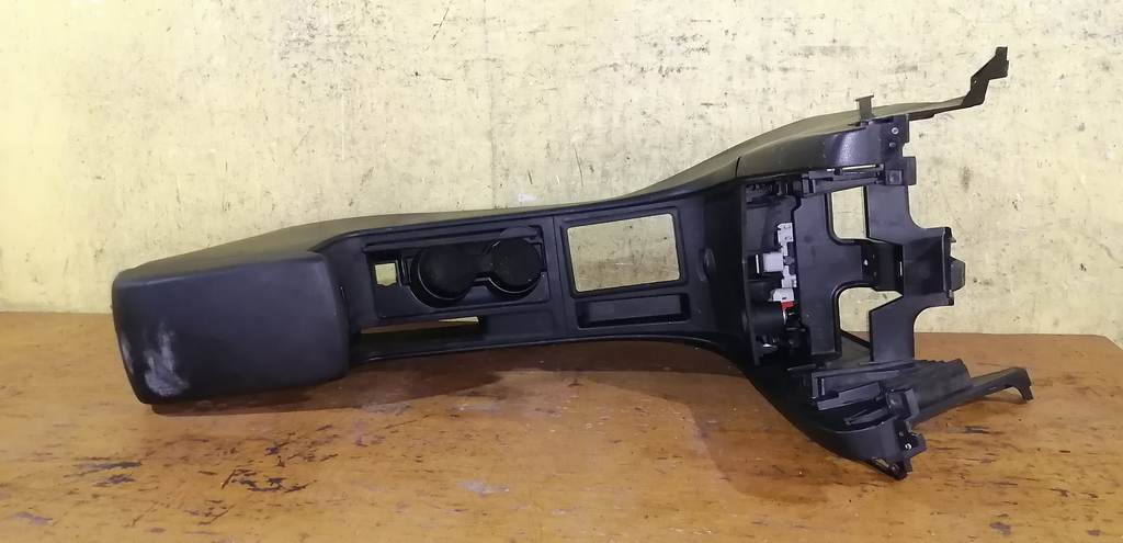 AXELA BK5P КОНСОЛЬ МЕЖДУ СИДЕНИЙ Mazda Axela 1