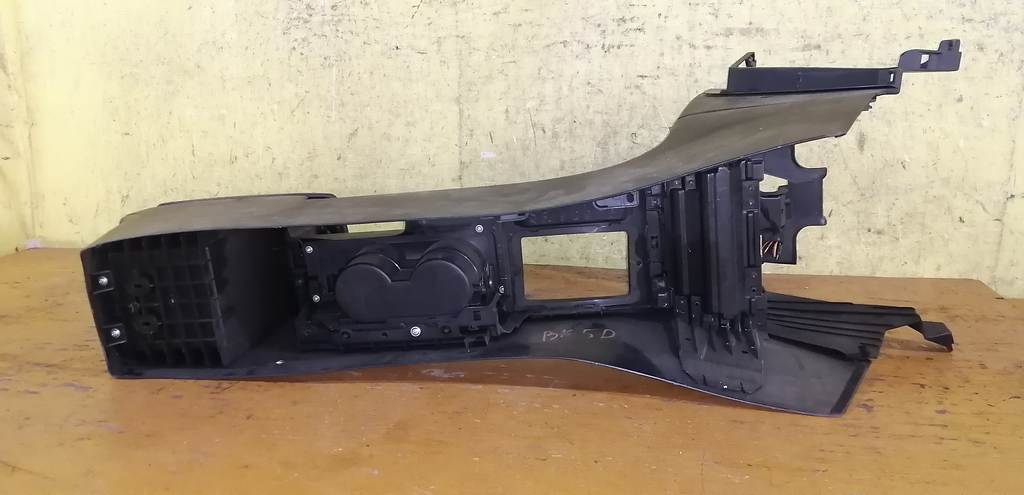 консоль между сидений Mazda Axela 6