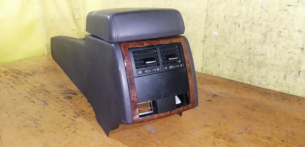 консоль между сидений Volkswagen Touareg 3