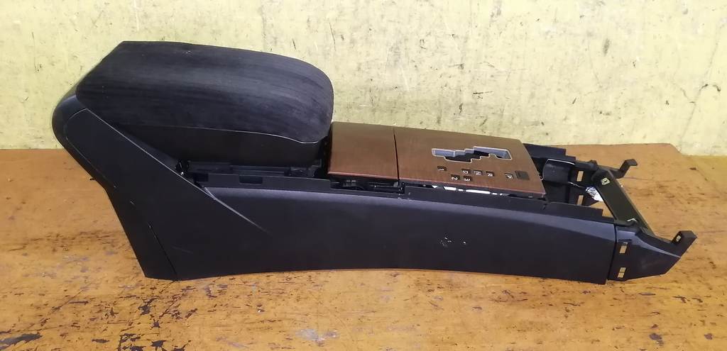 консоль между сидений Nissan Teana 0