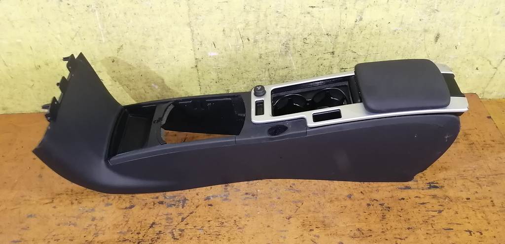 консоль между сидений Volvo C30 0