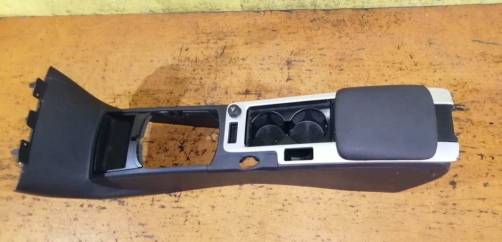 VOLVO C30 КОНСОЛЬ МЕЖДУ СИДЕНИЙ Volvo C30 1