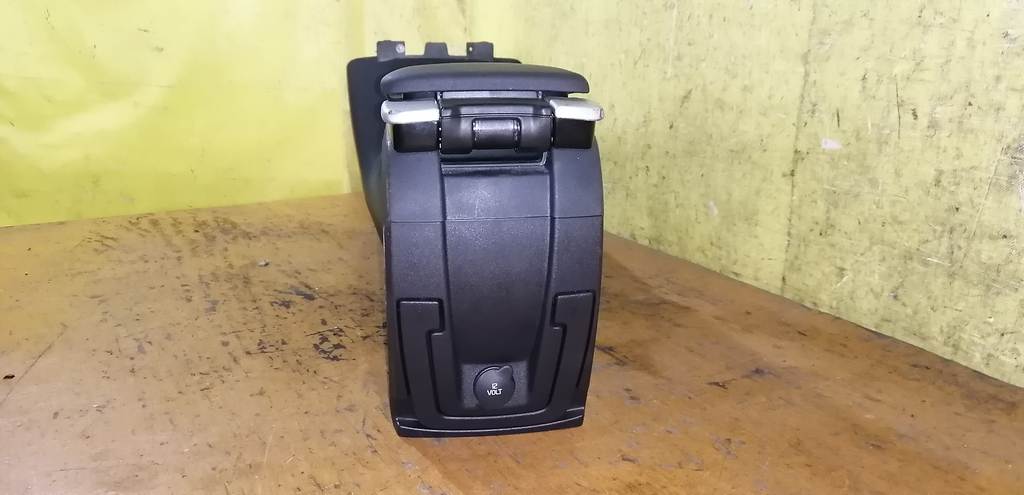 консоль между сидений Volvo C30 3