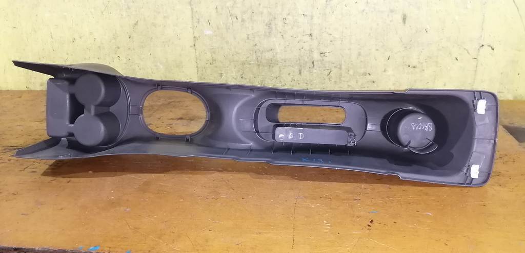 MARCH K13 КОНСОЛЬ МЕЖДУ СИДЕНИЙ 1 Nissan March 4