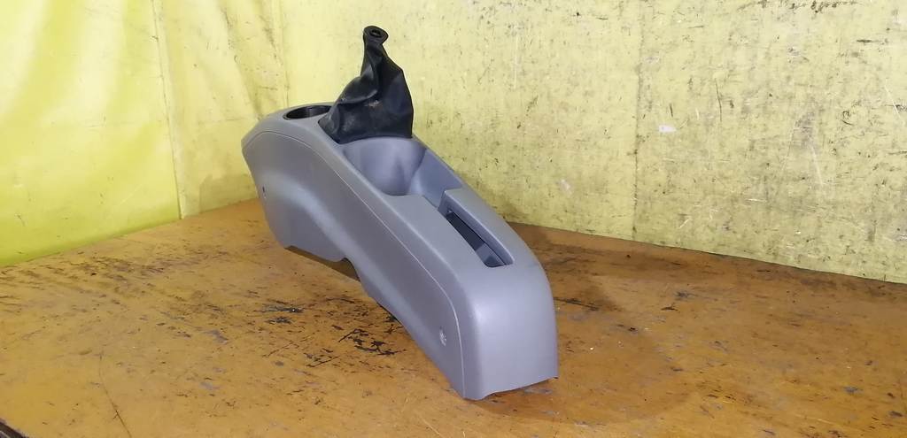 консоль между сидений Mazda Demio 3